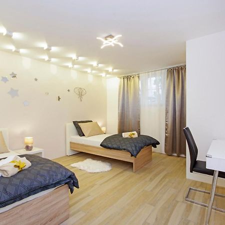 Split Symphony Garden: Modern, New Apartment ภายนอก รูปภาพ