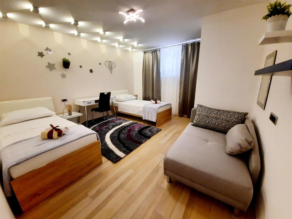 Split Symphony Garden: Modern, New Apartment ภายนอก รูปภาพ