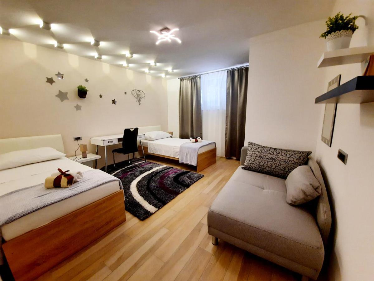 Split Symphony Garden: Modern, New Apartment ภายนอก รูปภาพ