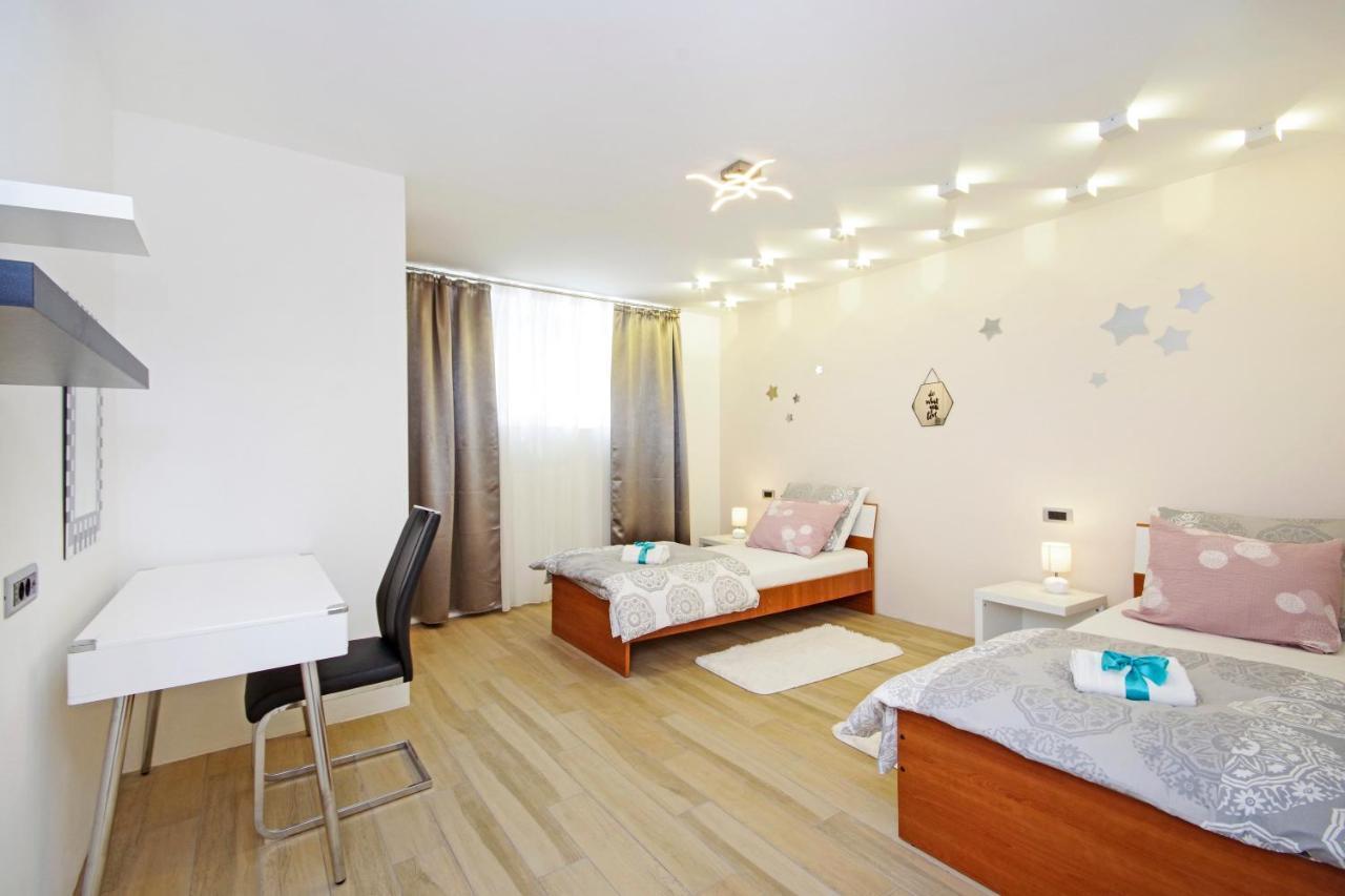 Split Symphony Garden: Modern, New Apartment ภายนอก รูปภาพ