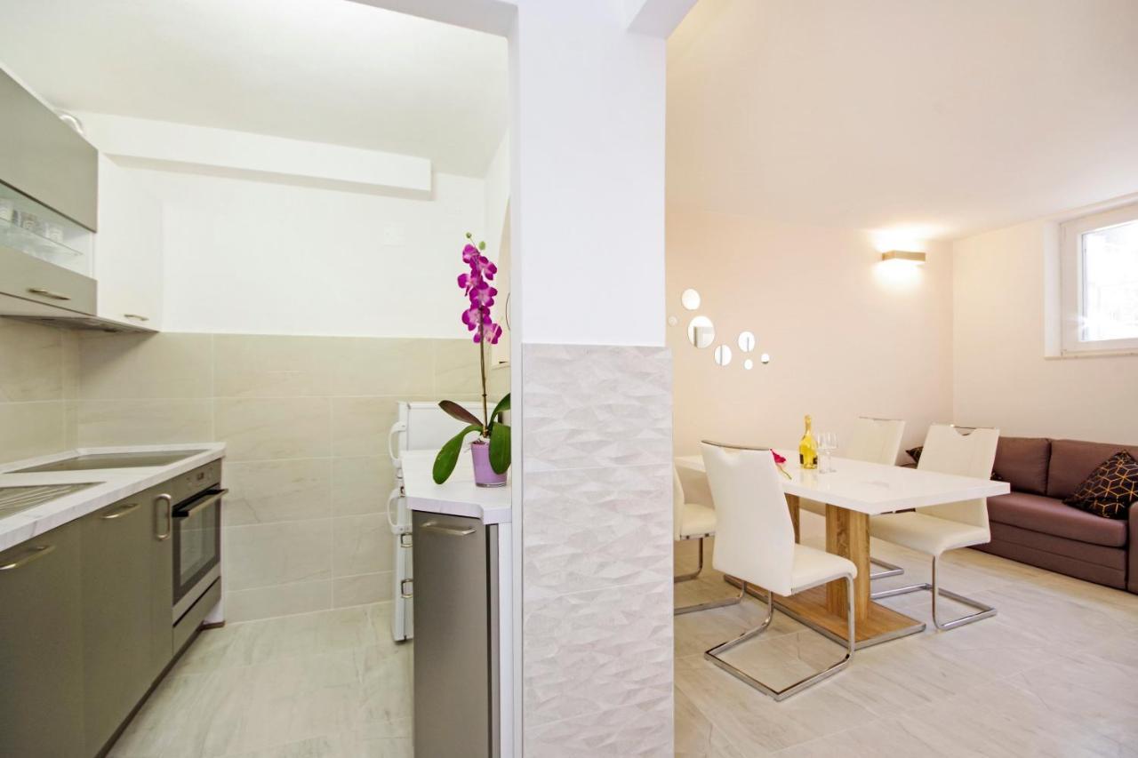 Split Symphony Garden: Modern, New Apartment ภายนอก รูปภาพ